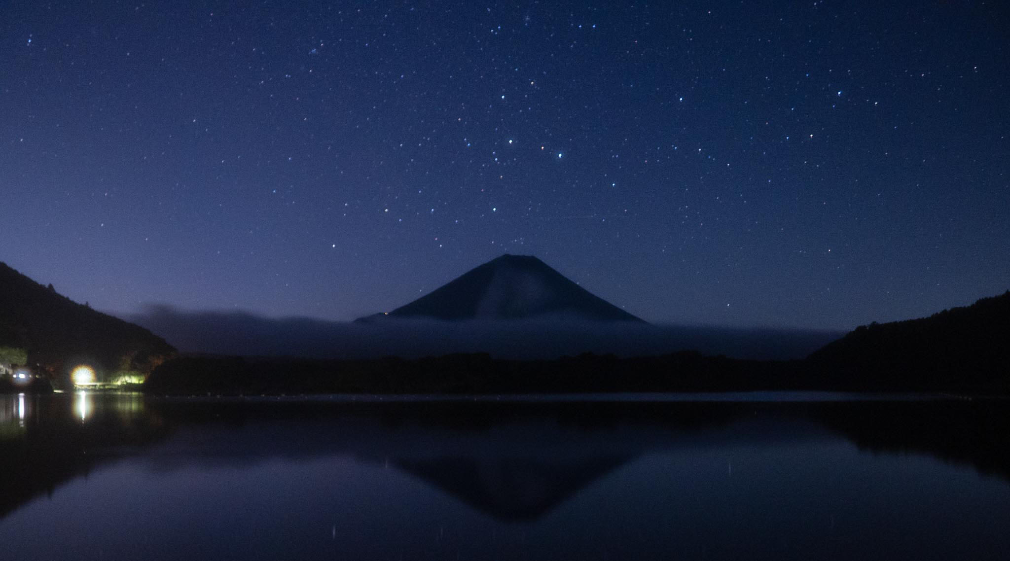 夜空と湖にうつる山