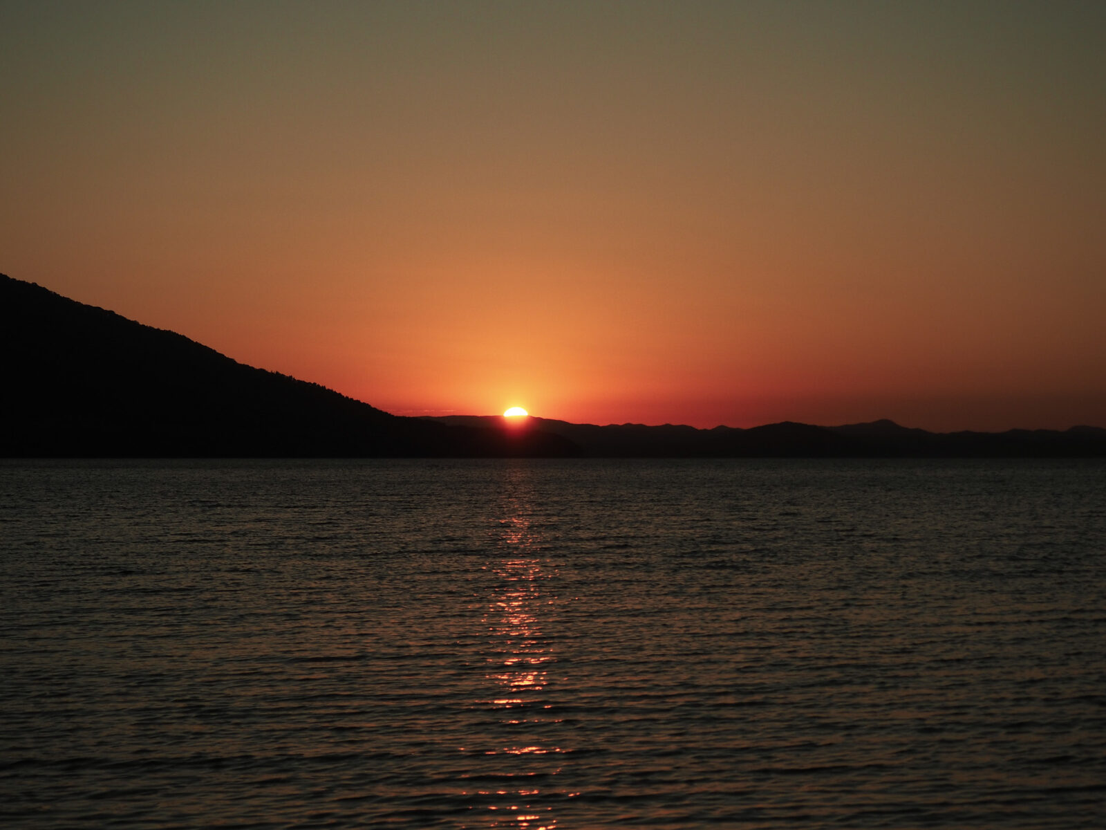 湖に沈む夕日。